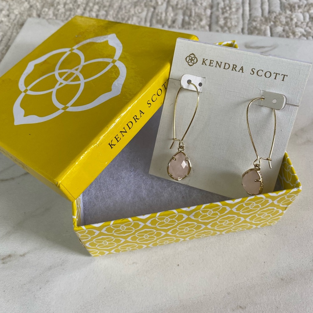 KENDRA SCOTT DEE TEARDROP EARRINGS IN BLUSH PINK